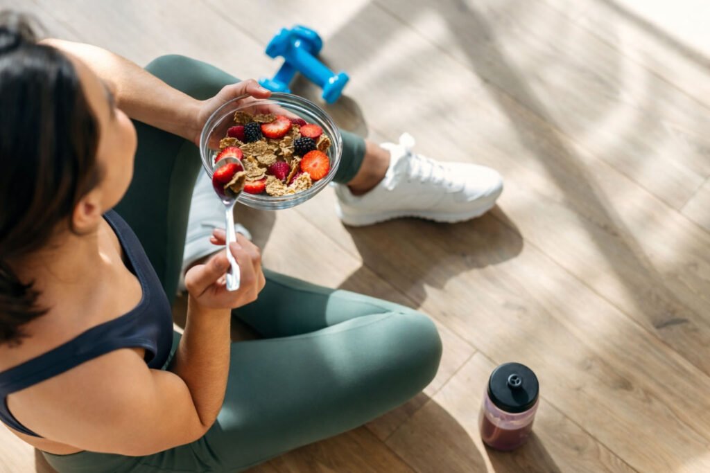 woman eating a healthy breakfast after an exercie workout, demonstrating a healthy lifetyle change